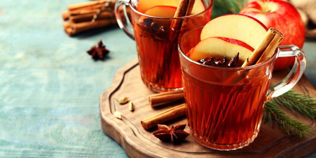 Apple Cider Hot Toddy cocktails with apple slices and cinnamon 