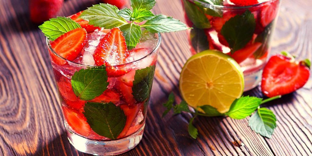 Strawberry and mezcal mojito