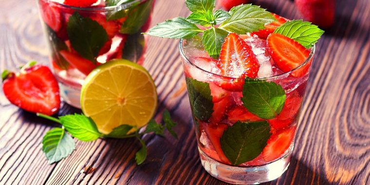 Strawberry and mezcal mojito