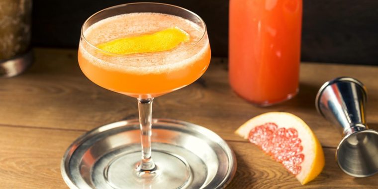 Refreshing Derby cocktail with a grapefruit garnish