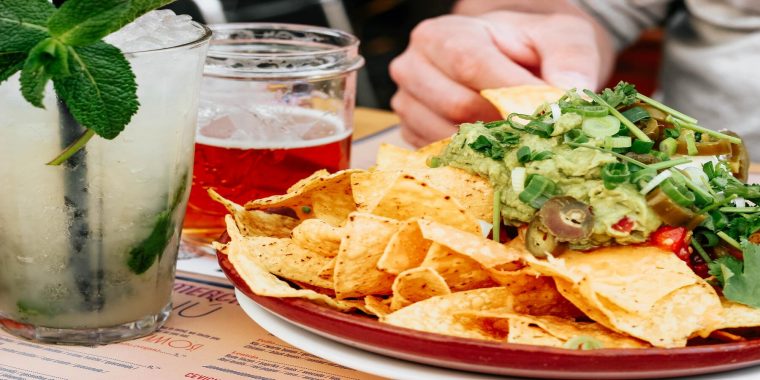 Spicy nachos with cocktails