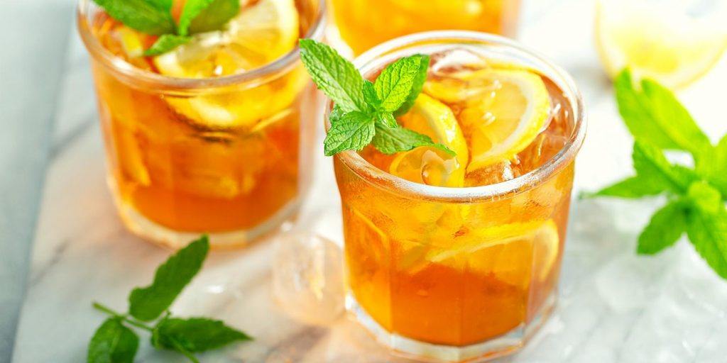 Rum and iced tea on ice with sliced lemon garnish