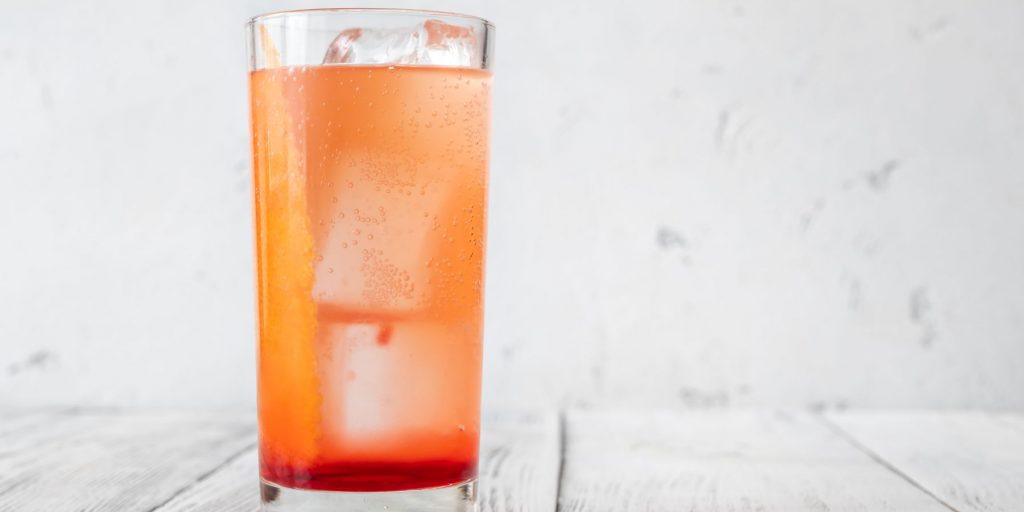 A tall and refreshing Planter's Punch that is tailormade for hot summer days