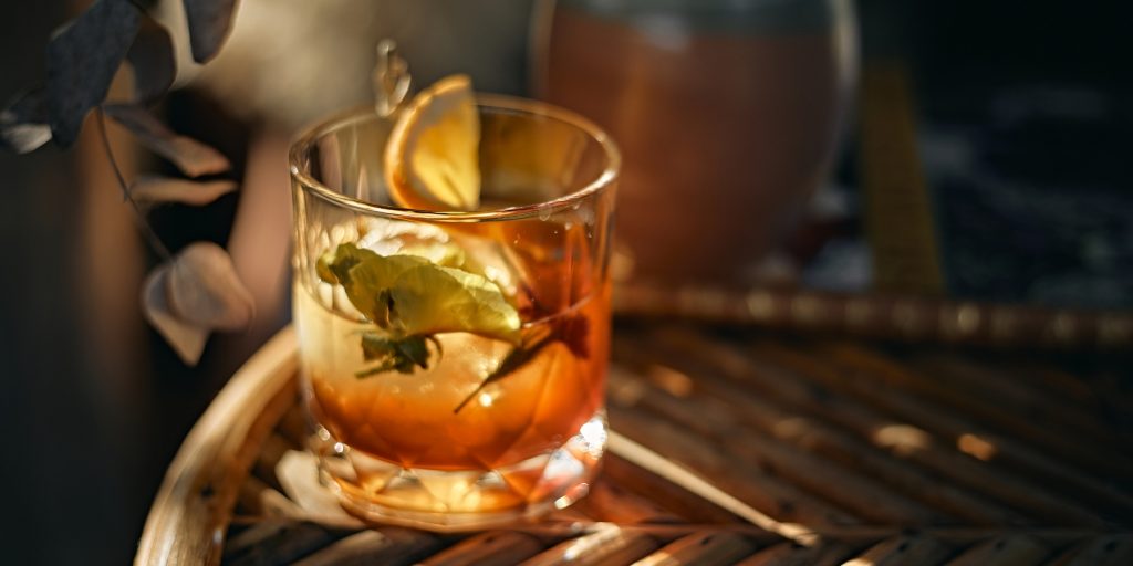 A Jane Russell cocktail with a lemon slice