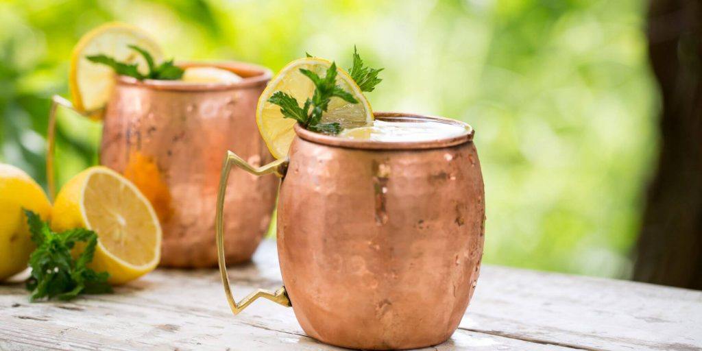 Irish mule served in 2 copper cups with lemon