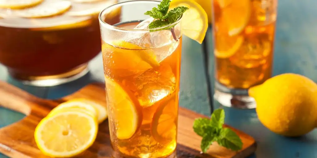 Vodka and lemon iced tea in highball glasses with ice and mint