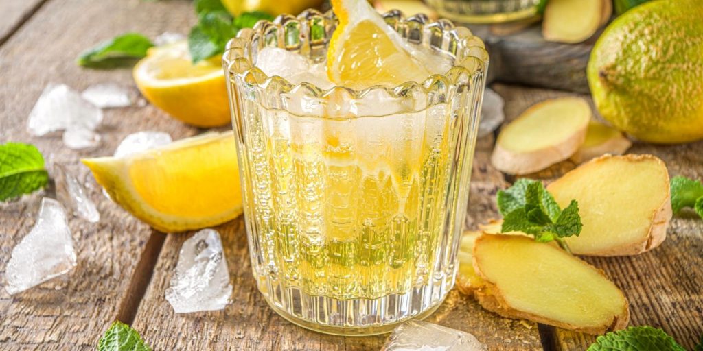 Glasgow Mule cocktail with lemon