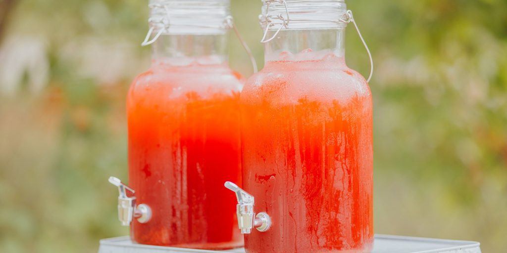 A refreshing Apple Pie Punch cocktail with apple slices and cinnamon sticks.