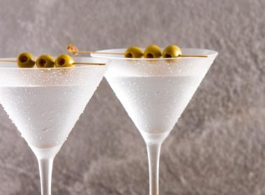 Classic Dry Martini Recipe (And How to Make it Extra Dry) 